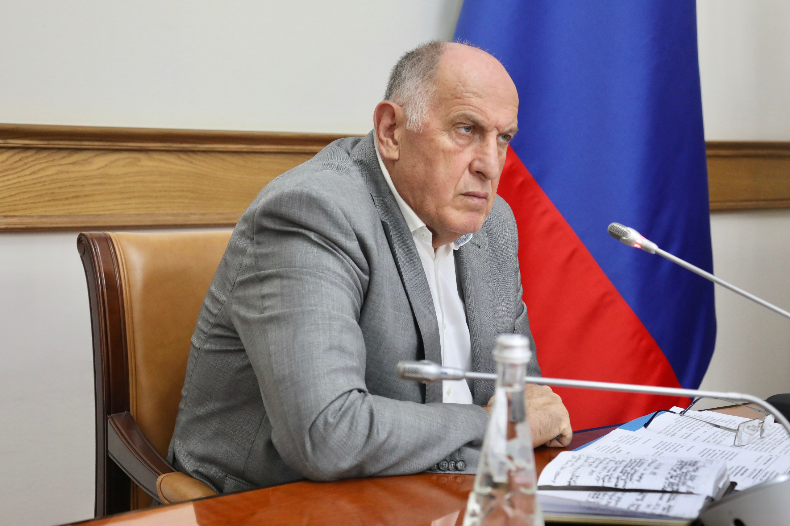 Абдулмуслим Абдулмуслимов обсудил вопросы обеспечения трудовых гарантий сотрудников госучреждений и органов власти, ставших добровольцами