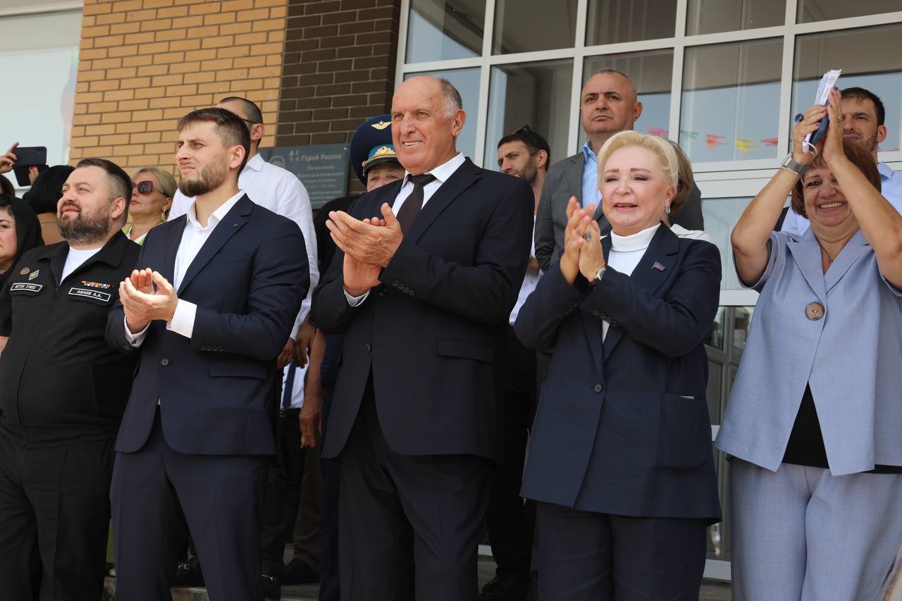 Абдулмуслим Абдулмуслимов принял участие в открытии новой школы на 1224 места имени Героя РФ  Магомеджанова в Каспийске