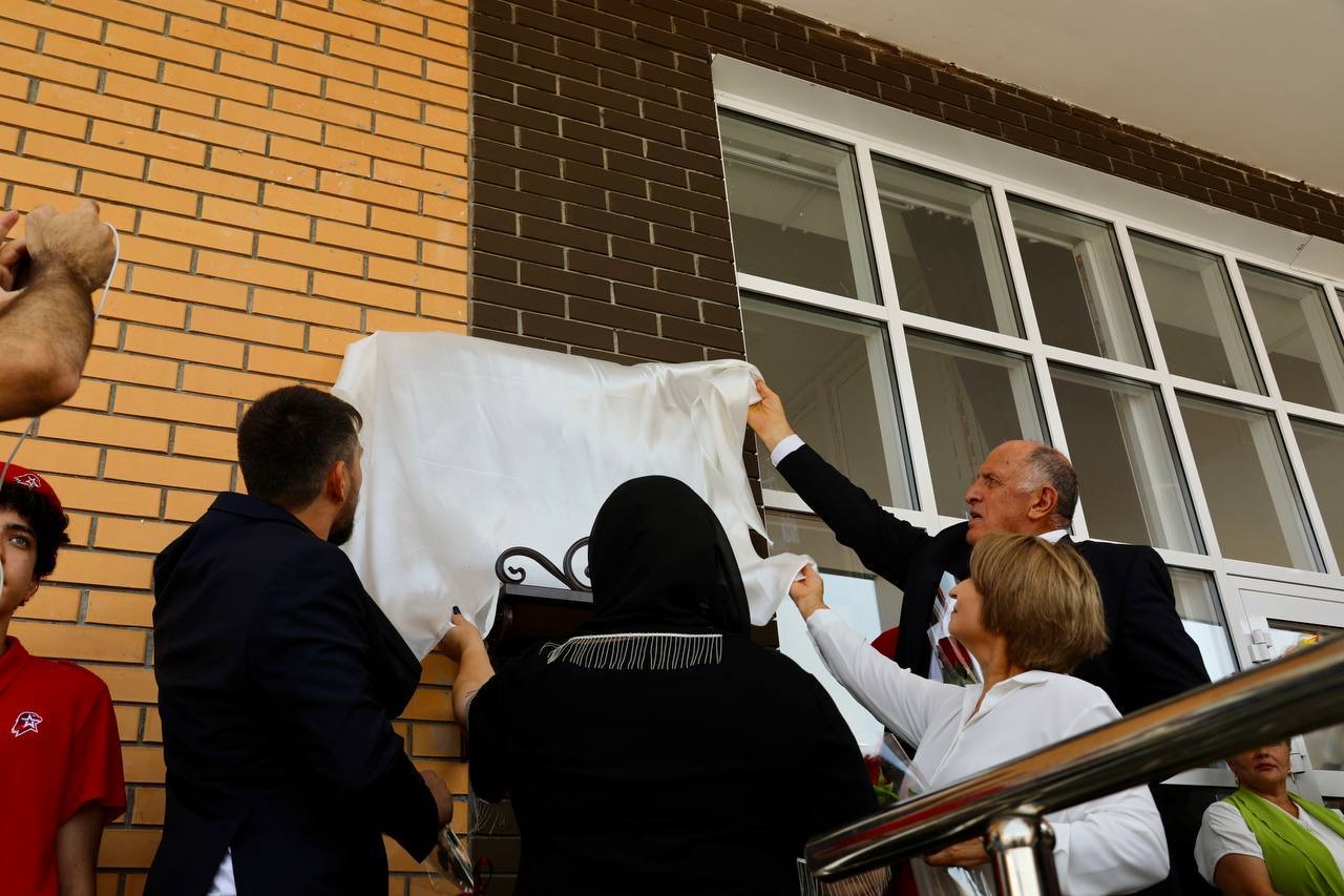 Абдулмуслим Абдулмуслимов принял участие в открытии новой школы на 1224 места имени Героя РФ  Магомеджанова в Каспийске