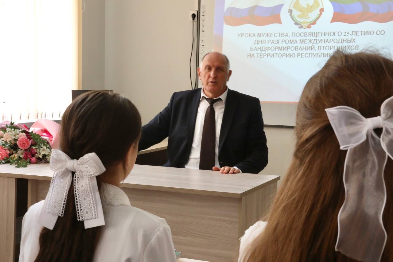 Абдулмуслим Абдулмуслимов провел урок мужества в каспийской гимназии №16