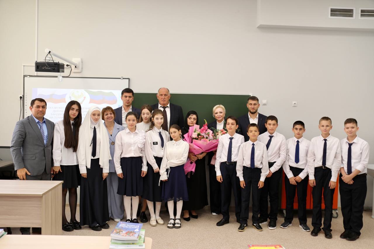 Абдулмуслим Абдулмуслимов провел урок мужества в каспийской гимназии №16