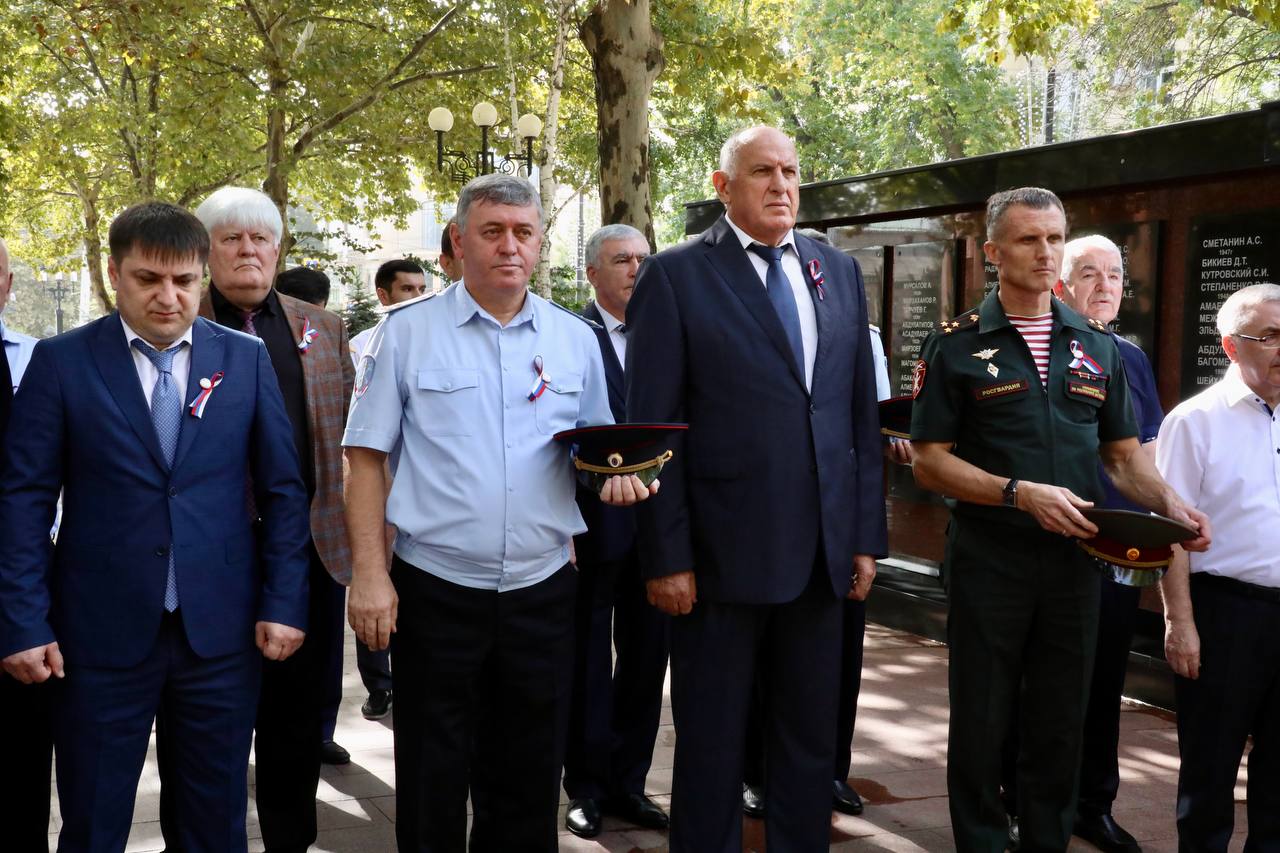 В День солидарности в борьбе с терроризмом в Махачкале возложили цветы к Мемориалу Славы погибших сотрудников МВД
