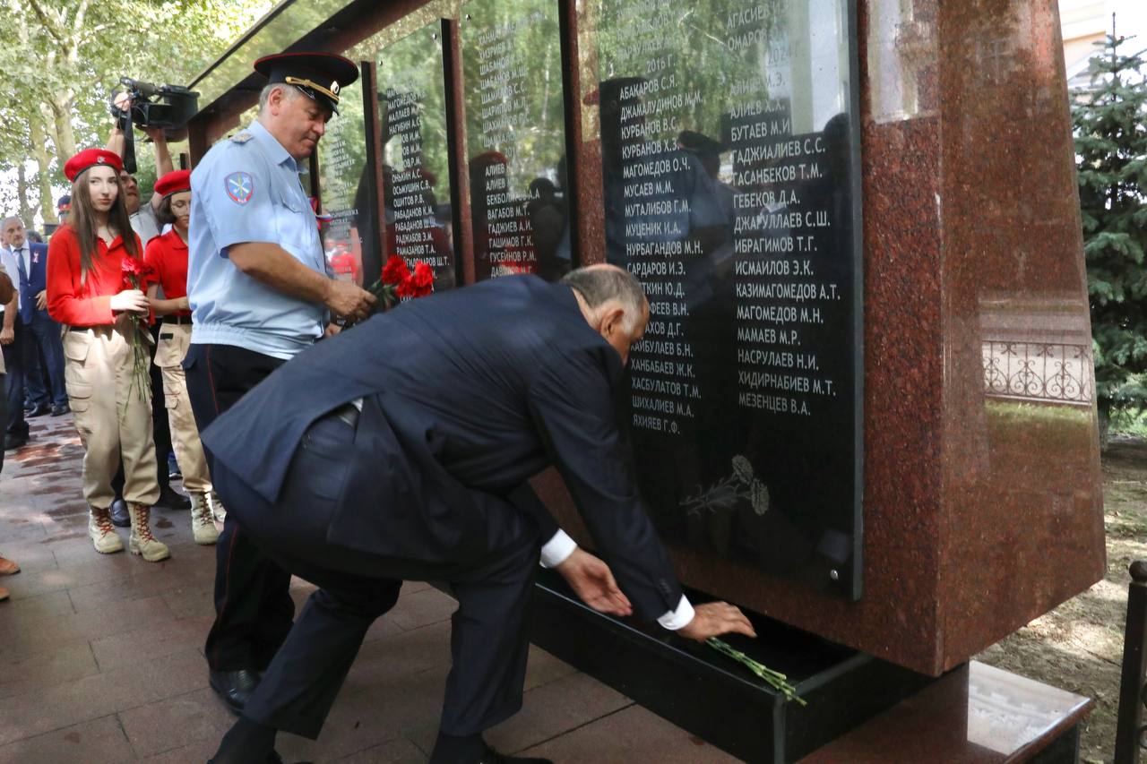 В День солидарности в борьбе с терроризмом в Махачкале возложили цветы к Мемориалу Славы погибших сотрудников МВД