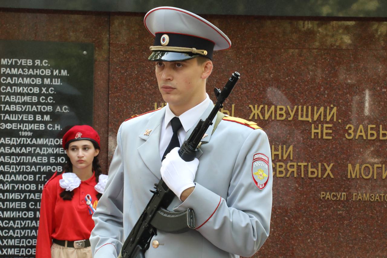 В День солидарности в борьбе с терроризмом в Махачкале возложили цветы к Мемориалу Славы погибших сотрудников МВД