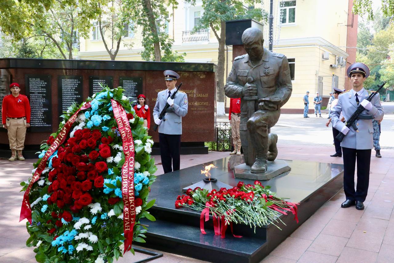В День солидарности в борьбе с терроризмом в Махачкале возложили цветы к Мемориалу Славы погибших сотрудников МВД