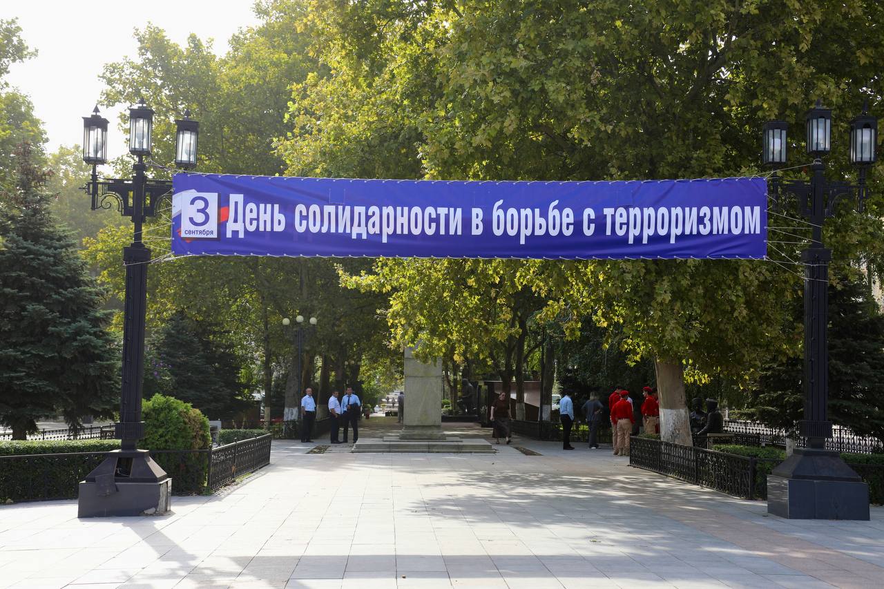В День солидарности в борьбе с терроризмом в Махачкале возложили цветы к Мемориалу Славы погибших сотрудников МВД