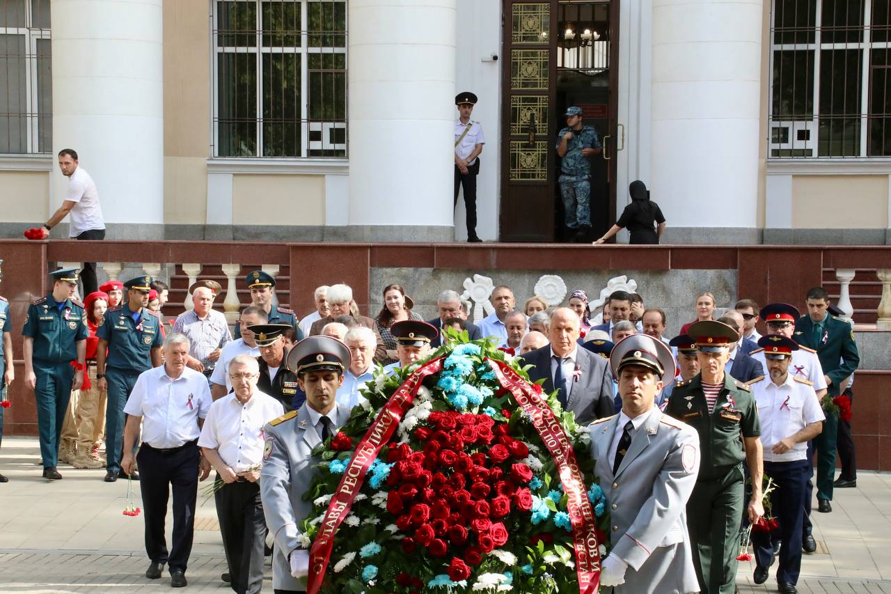 В День солидарности в борьбе с терроризмом в Махачкале возложили цветы к Мемориалу Славы погибших сотрудников МВД