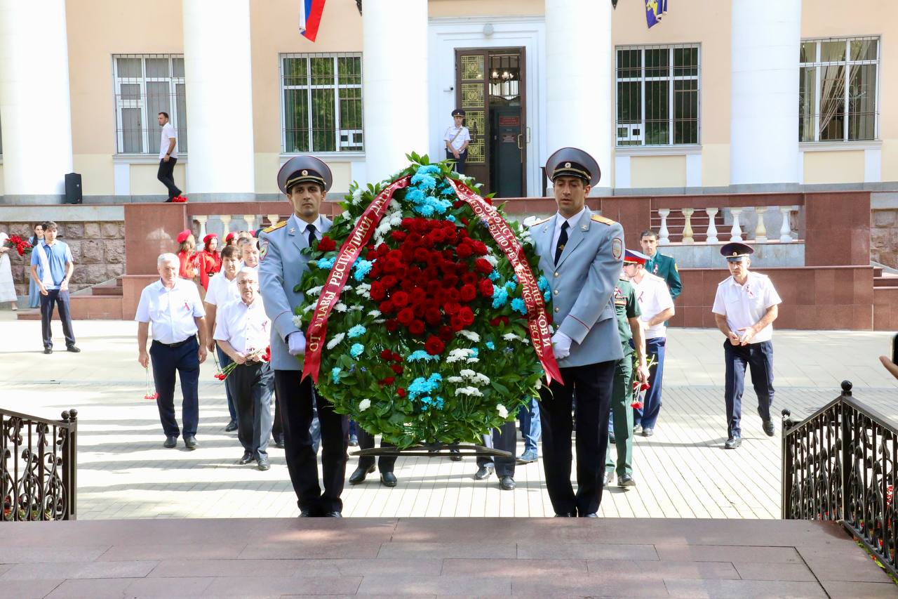 В День солидарности в борьбе с терроризмом в Махачкале возложили цветы к Мемориалу Славы погибших сотрудников МВД