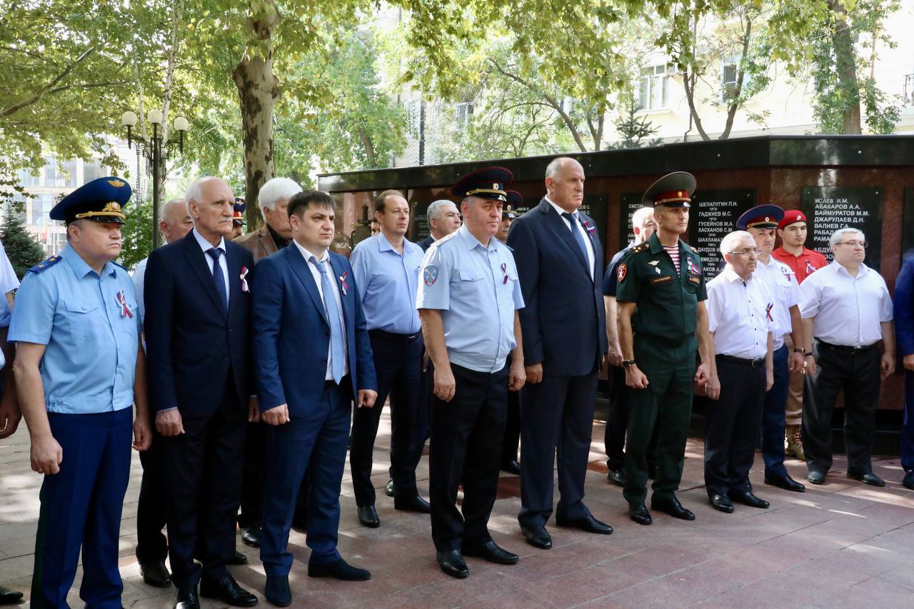 В День солидарности в борьбе с терроризмом в Махачкале возложили цветы к Мемориалу Славы погибших сотрудников МВД