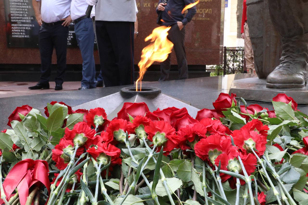 В День солидарности в борьбе с терроризмом в Махачкале возложили цветы к Мемориалу Славы погибших сотрудников МВД
