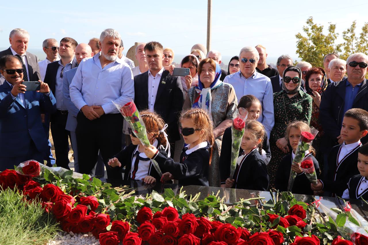Абдулмуслим Абдулмуслимов почтил память Расула Гамзатова