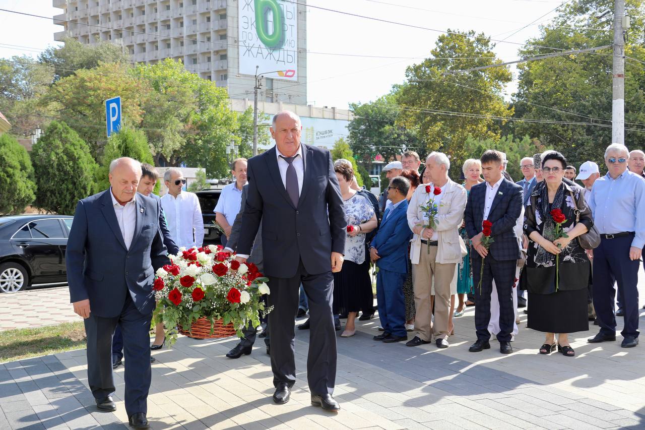 Абдулмуслим Абдулмуслимов почтил память Расула Гамзатова