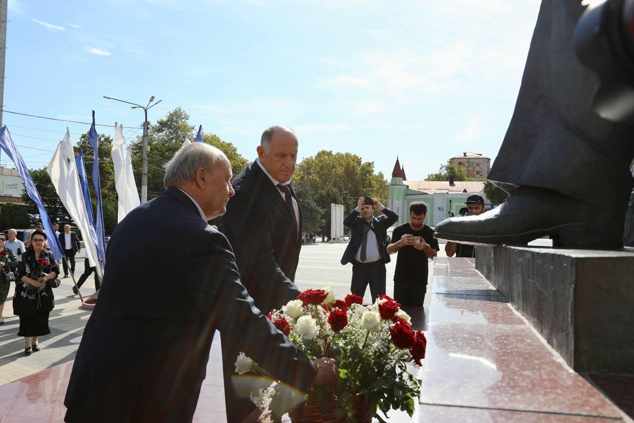 Абдулмуслим Абдулмуслимов почтил память Расула Гамзатова