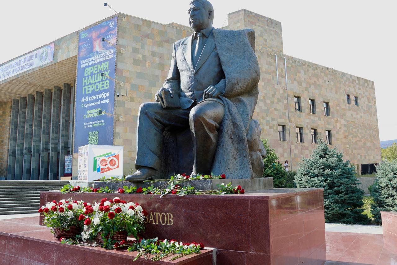 Абдулмуслим Абдулмуслимов почтил память Расула Гамзатова