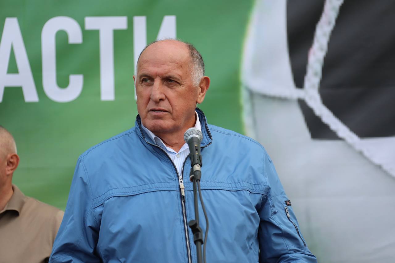 Абдулмуслим Абдулмуслимов наградил победителей турнира по мини-футболу среди органов власти