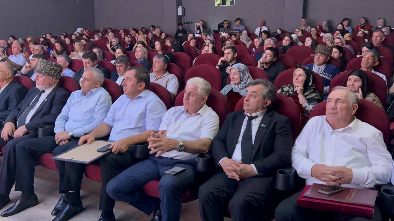 Абдурахман Махмудов поздравил жителей Кизилюртовского района с 80-летием муниципалитета