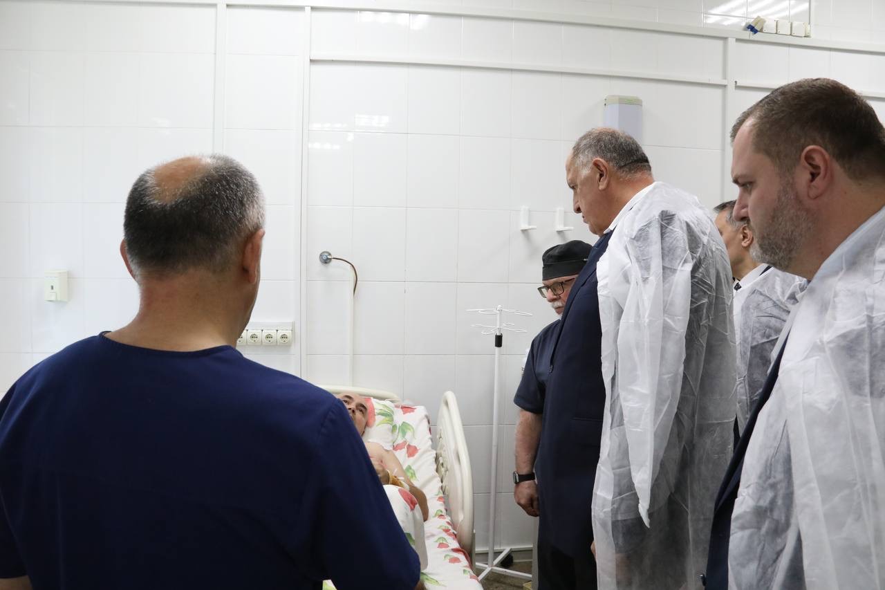 Абдулмуслим Абдулмуслимов навестил в ожоговом центре пострадавших при пожаре сотрудников МЧС