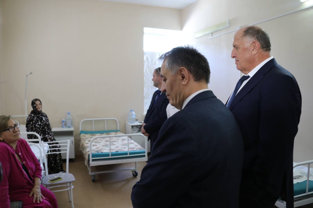 Абдулмуслим Абдулмуслимов навестил в ожоговом центре пострадавших при пожаре сотрудников МЧС
