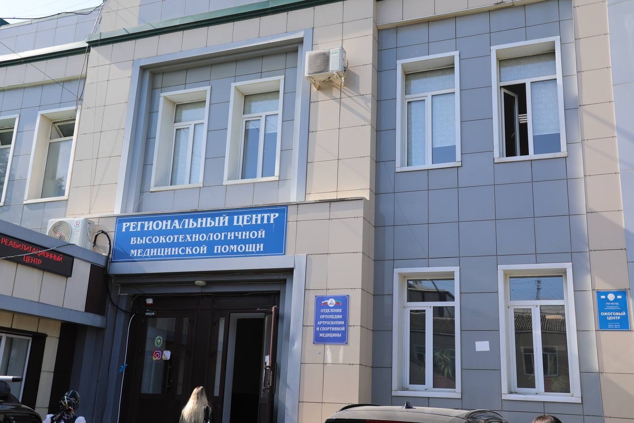Абдулмуслим Абдулмуслимов навестил в ожоговом центре пострадавших при пожаре сотрудников МЧС