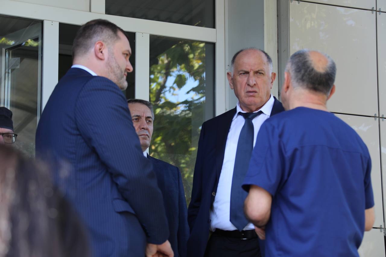 Абдулмуслим Абдулмуслимов навестил в ожоговом центре пострадавших при пожаре сотрудников МЧС