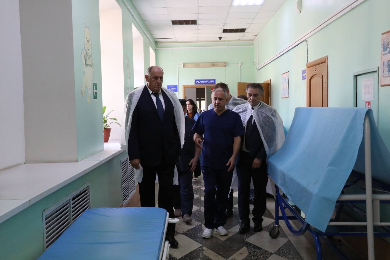 Абдулмуслим Абдулмуслимов навестил в ожоговом центре пострадавших при пожаре сотрудников МЧС