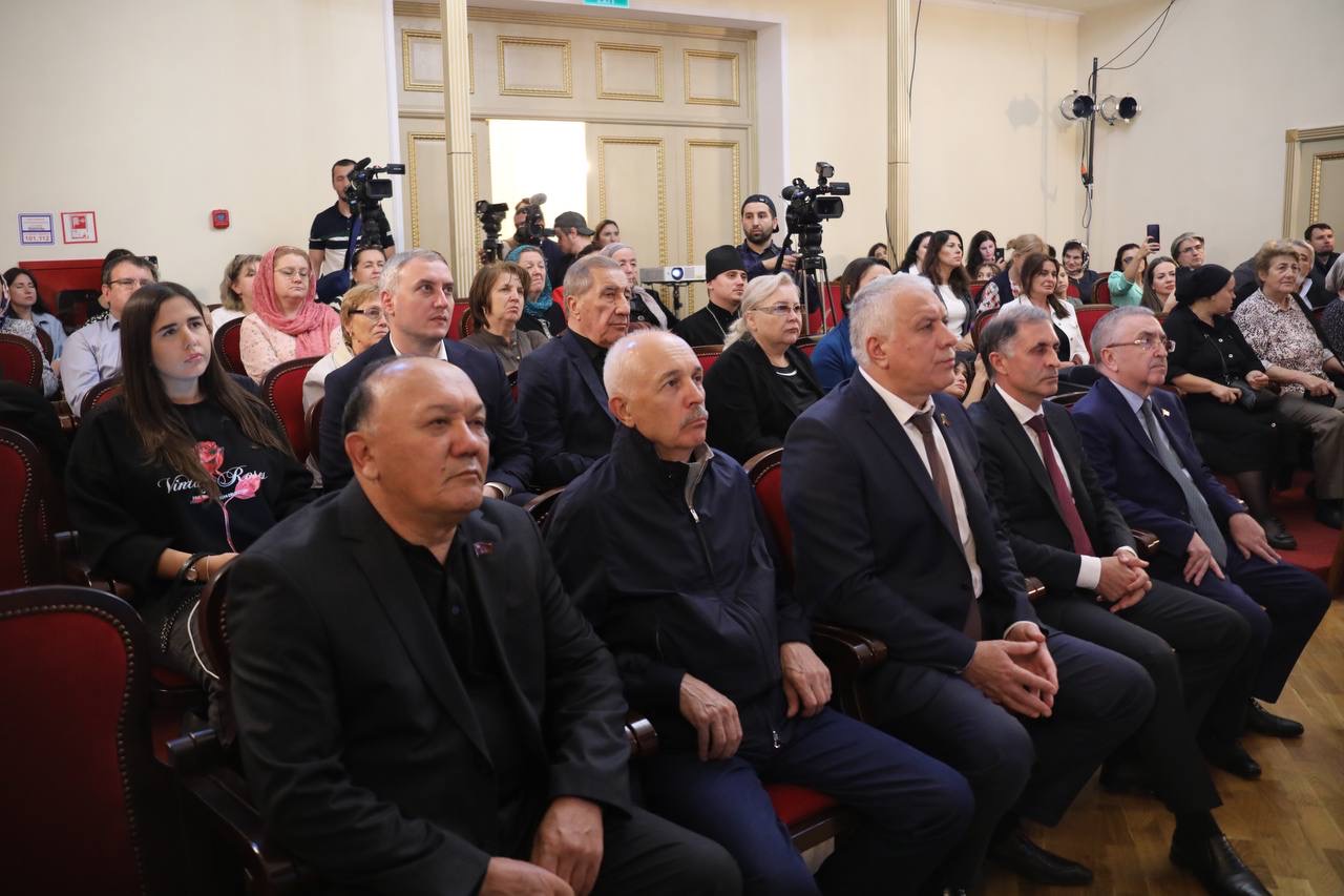 Абдулмуслим Абдулмуслимов посетил презентацию фильма «Батюшка» от РГВК «Дагестан»
