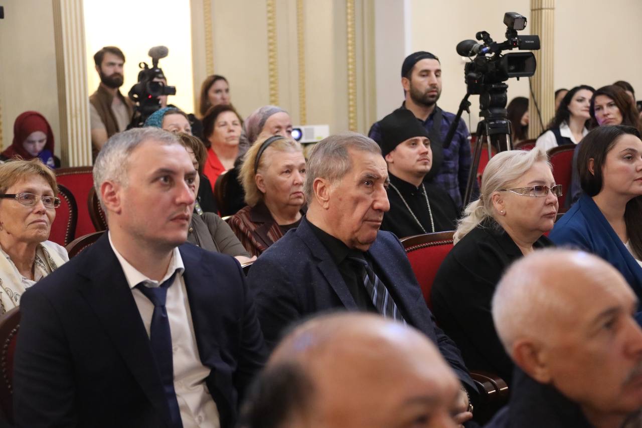 Абдулмуслим Абдулмуслимов посетил презентацию фильма «Батюшка» от РГВК «Дагестан»