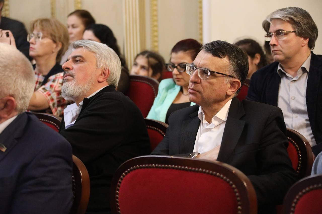 Абдулмуслим Абдулмуслимов посетил презентацию фильма «Батюшка» от РГВК «Дагестан»