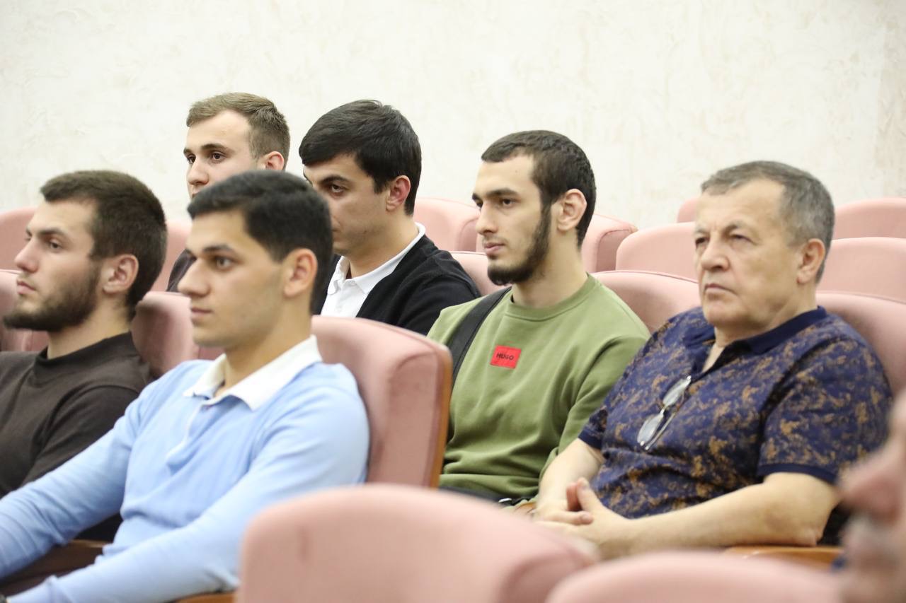 Абдулмуслим Абдулмуслимов встретился с дагестанцами-студентами московского аграрного университета