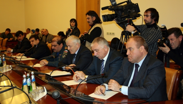 Р.Курбанов провел заседание по вопросу обеспечения безопасности на объектах транспорта