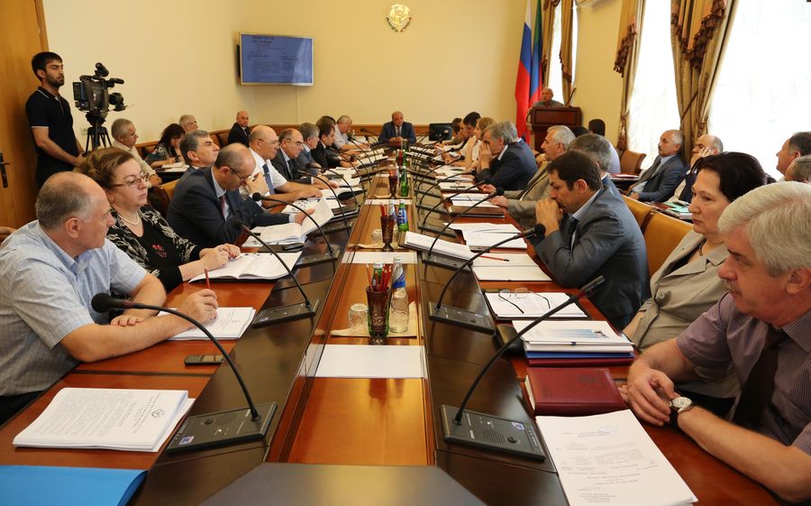 В Правительстве республики рассмотрен ход реализации приоритетных проектов Президента РД