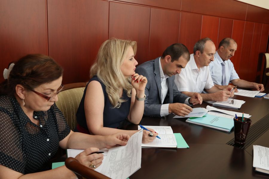 А.Карибов провёл совещание о ходе исполнения поручений Главы республики