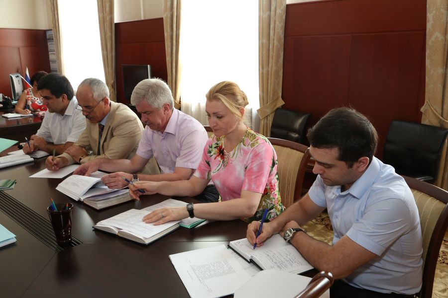 А.Карибов провёл совещание о ходе исполнения поручений Главы республики