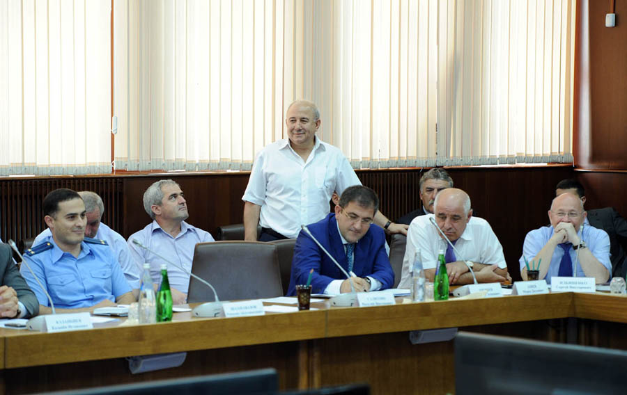 С управлением по принципу отложенного конфликта в республике надо заканчивать