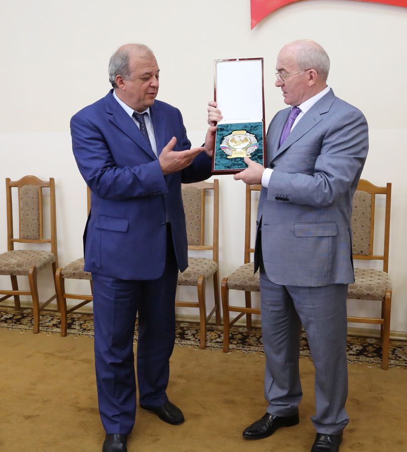А.Карибов вручил мэру Избербаша переходящий Знак и грант Президента Дагестана