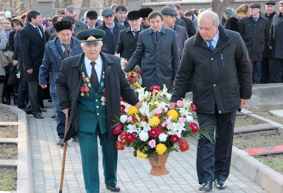 На воинском кладбище состоялось возложение венков в честь Дня Героев Отечества