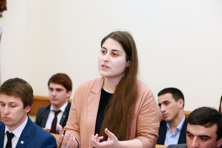 А.Гамидов провел встречу с членами Открытого молодежного правительства
