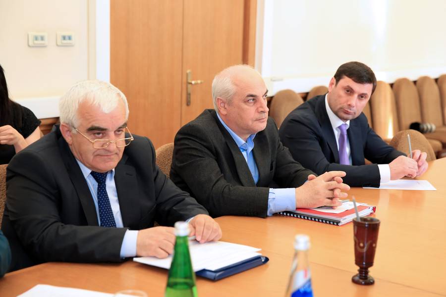 Проведение противопаводковых мероприятий обсудили в Правительстве РД