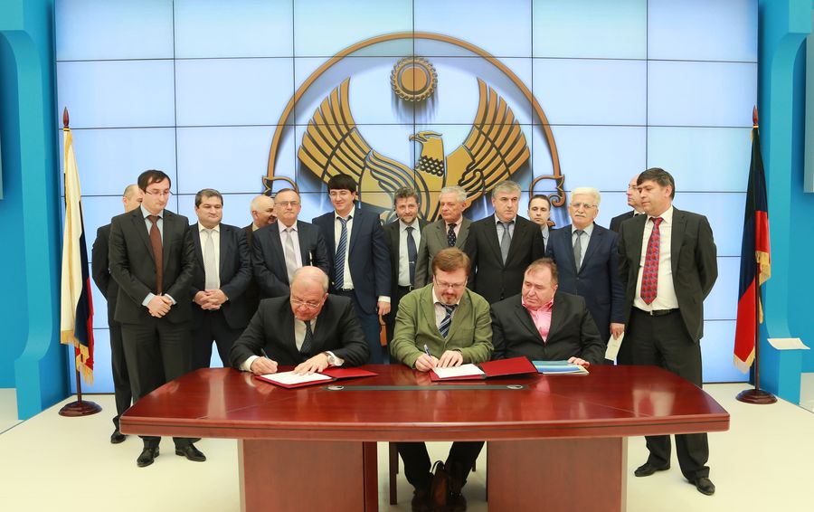 А.Карибов подписал два соглашения