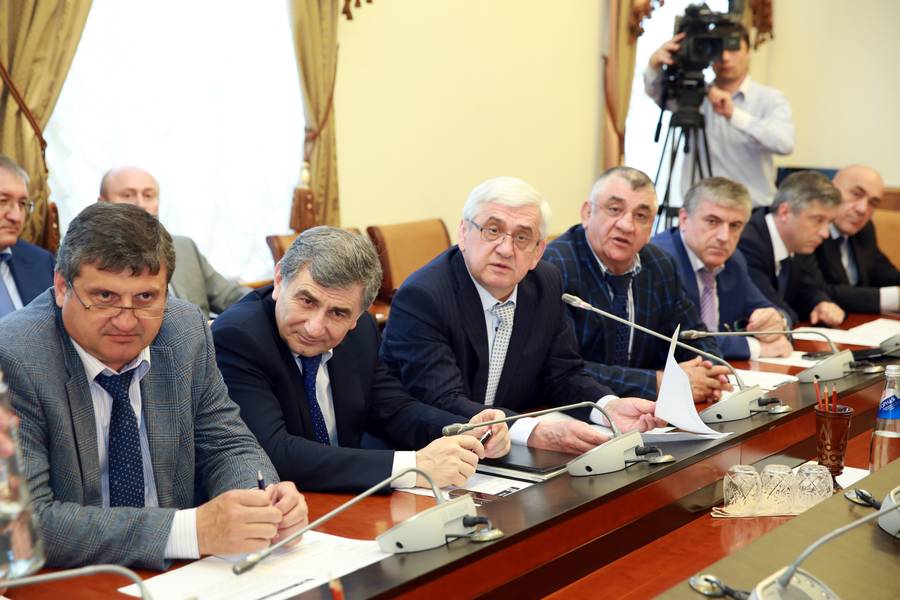 А.Карибов провел оперативное совещание