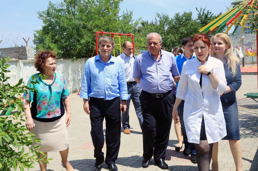 А.Карибов посетил республиканский дом ребенка