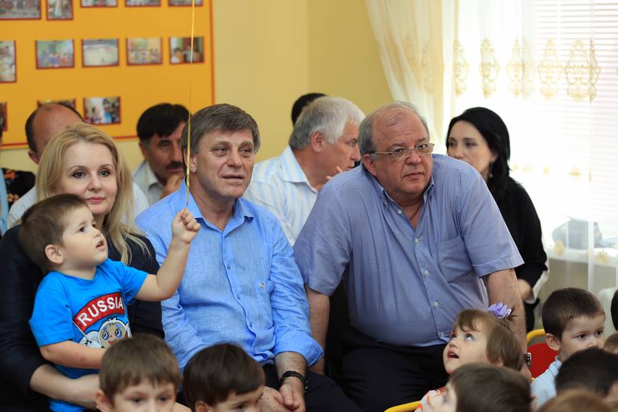 А.Карибов посетил республиканский дом ребенка
