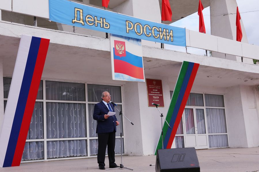 Праздничный митинг, приуроченный ко Дню России, прошел в Махачкале