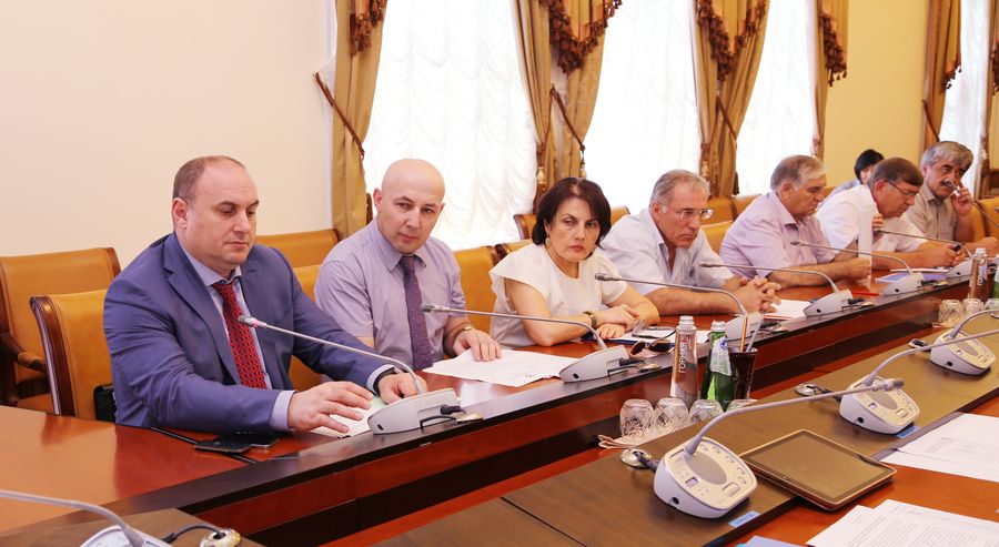 В Правительстве РД обсудили вопросы готовности заявок в рамках программ по переселению граждан из аварийного жилья