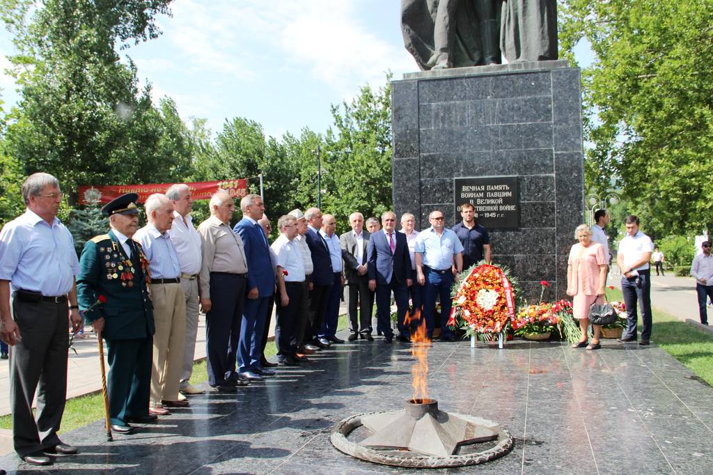 В День памяти и скорби в Махачкале прошли торжественные мероприятия