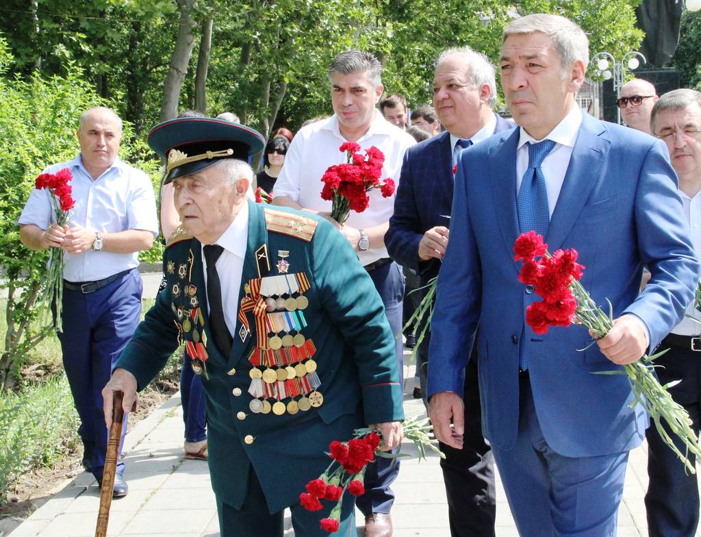 В День памяти и скорби в Махачкале прошли торжественные мероприятия