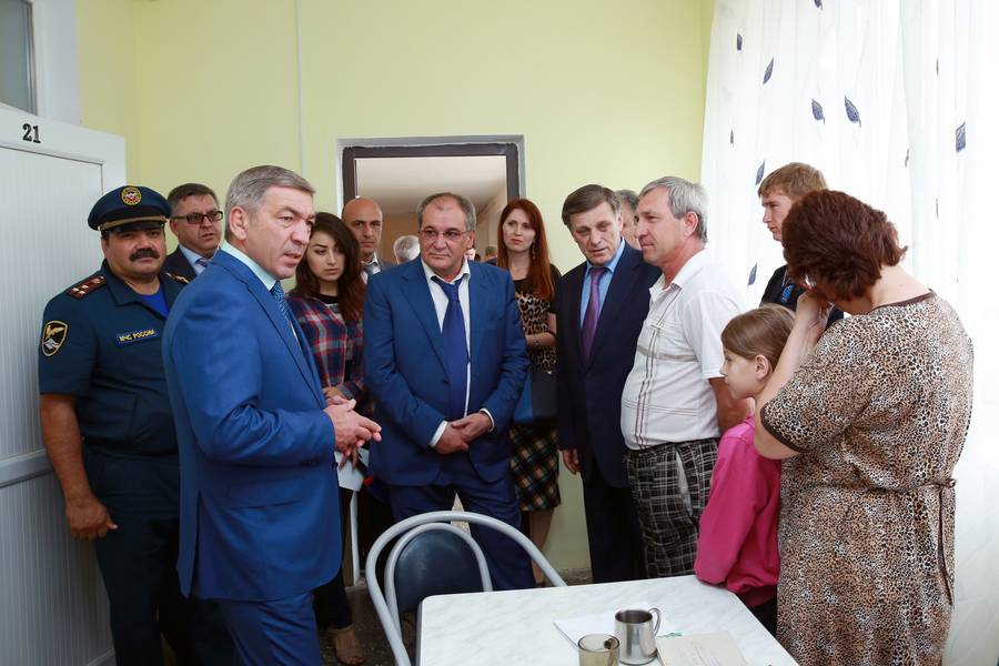 Глава Правительства РД Абдусамад Гамидов встретился с беженцами из Украины