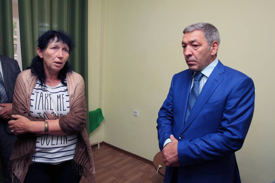 Глава Правительства РД Абдусамад Гамидов встретился с беженцами из Украины