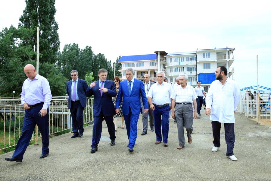 Глава Правительства РД Абдусамад Гамидов встретился с беженцами из Украины