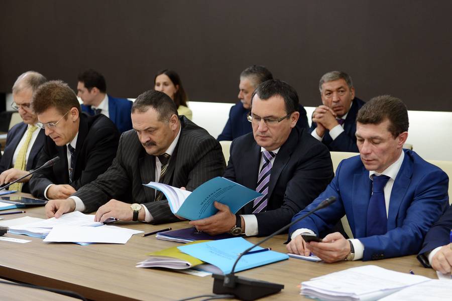 Рамазан Абдулатипов и Абдусамад Гамидов приняли участие в совещании под руководством Председателя Правительства России Дмитрия Медведева